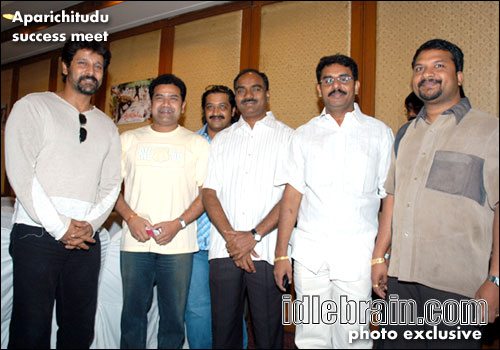 aparichitudu