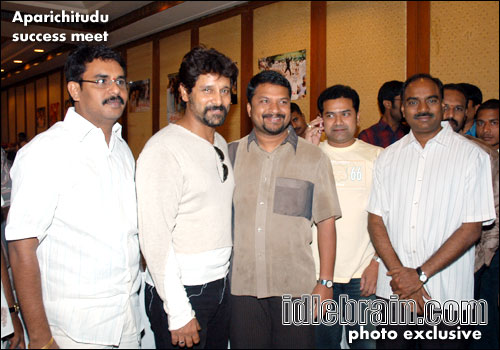 aparichitudu