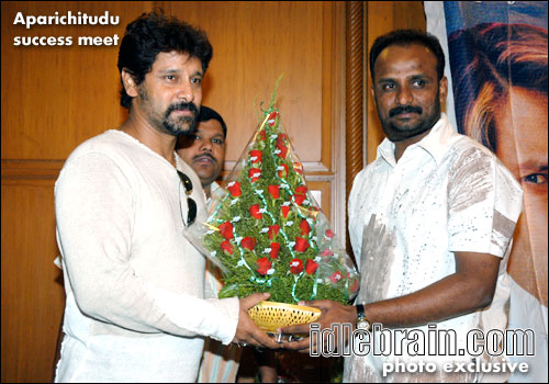 aparichitudu