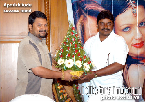 aparichitudu