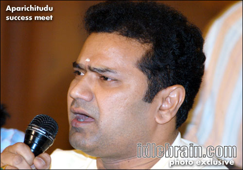 aparichitudu