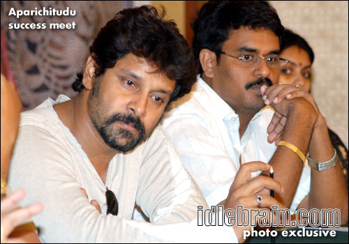 aparichitudu