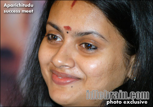 aparichitudu