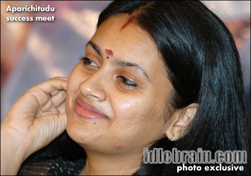 aparichitudu