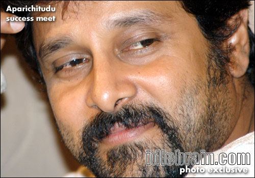 aparichitudu