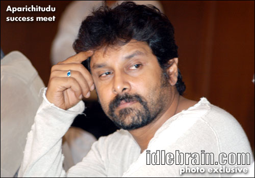 aparichitudu