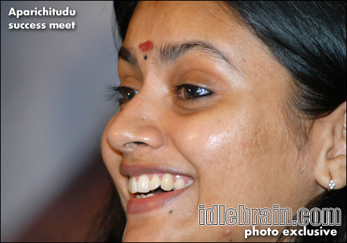 aparichitudu
