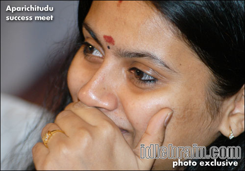 aparichitudu