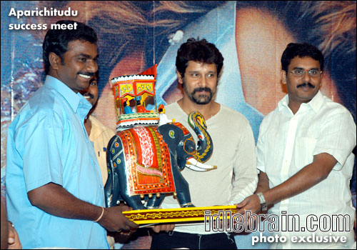 aparichitudu