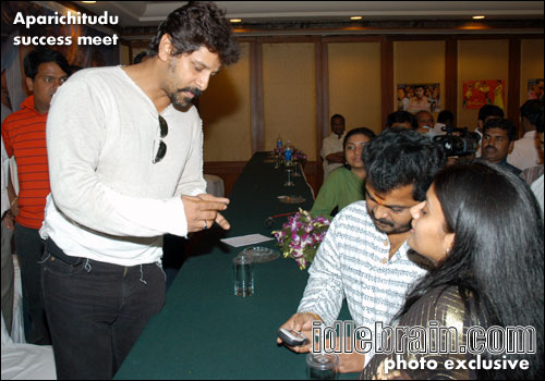 aparichitudu