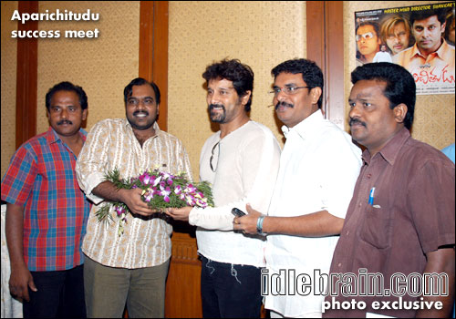 aparichitudu