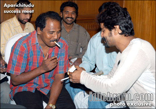 aparichitudu