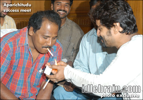 aparichitudu