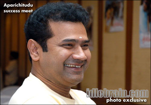 aparichitudu