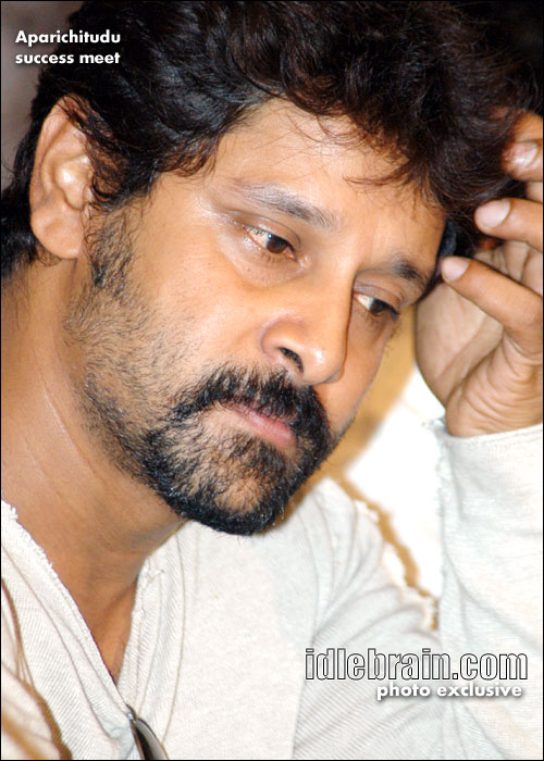 aparichitudu