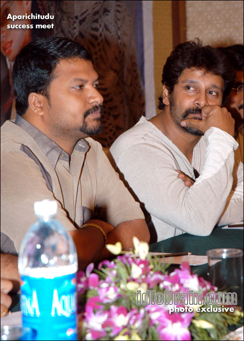 aparichitudu