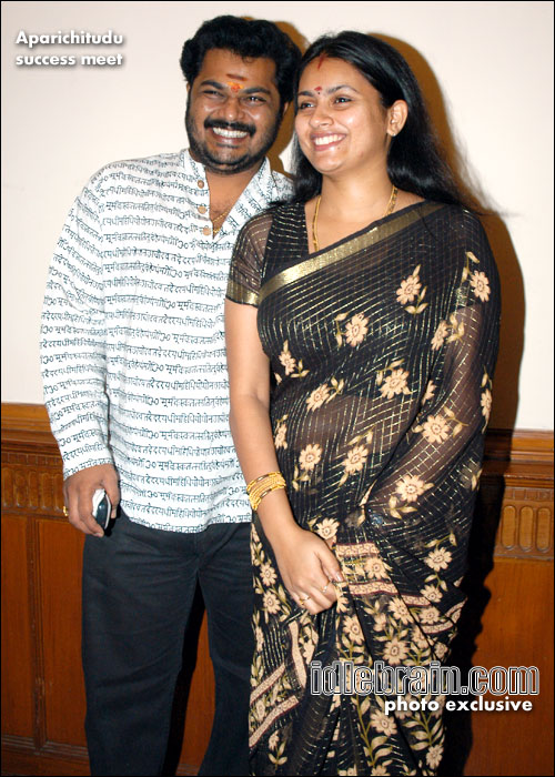 aparichitudu