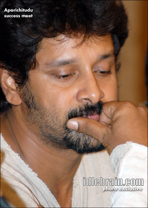 aparichitudu