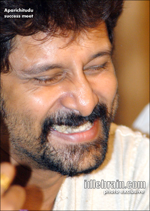 aparichitudu