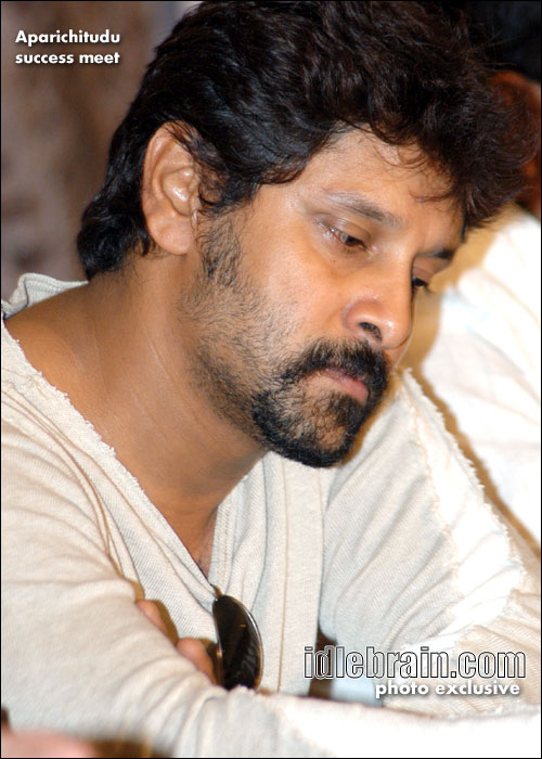 aparichitudu
