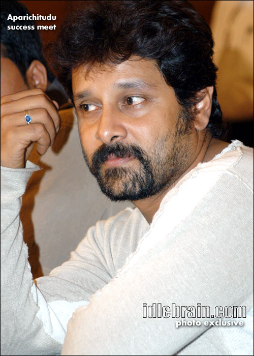 aparichitudu