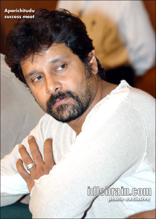 aparichitudu