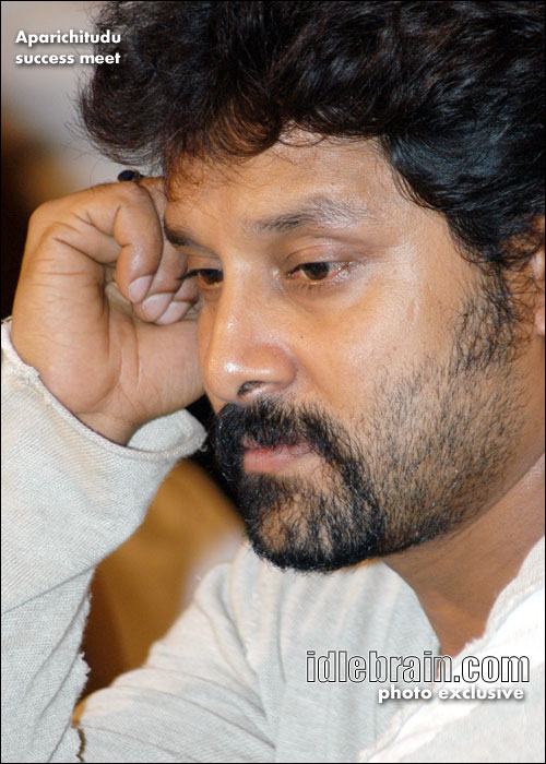 aparichitudu