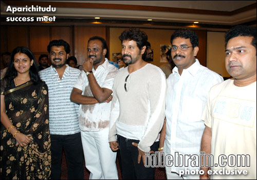 aparichitudu