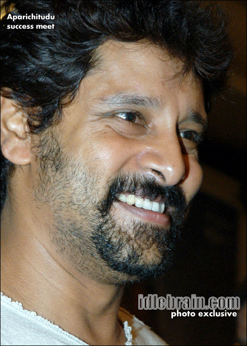 aparichitudu