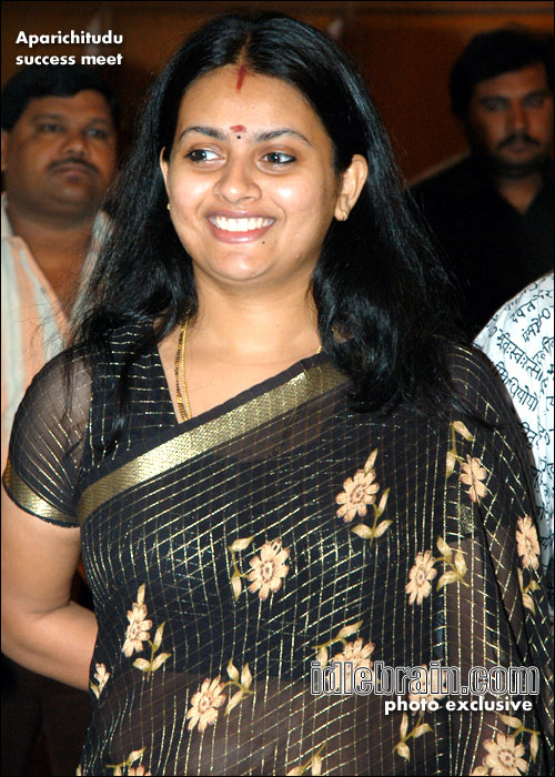 aparichitudu