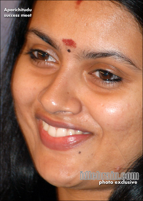 aparichitudu