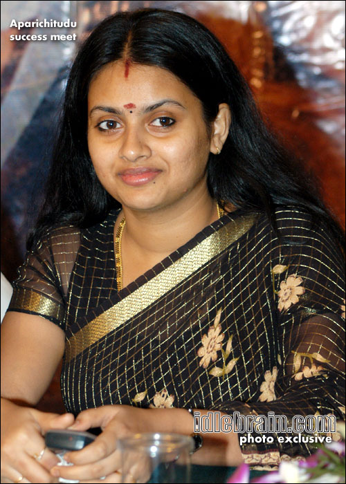 aparichitudu