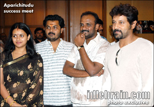 aparichitudu
