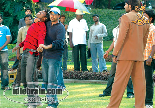 oka vichitram working stills