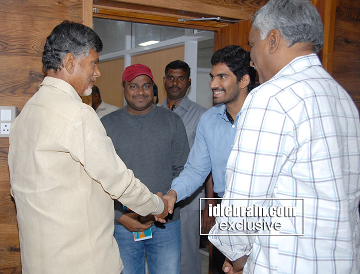 sampoorneshbabu-handsover-1laccheque1.jp