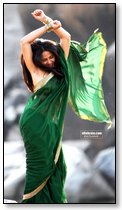 Anushka Deep Navel & Armpit Show in Green Saree