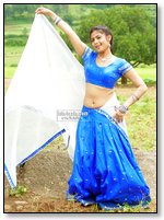 Saira Bhanu Navel Show in Dhavani