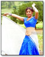 Saira Bhanu Navel Show in Dhavani