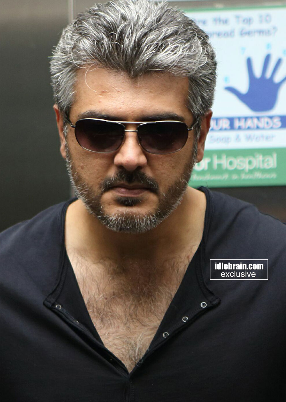 This video of Ajith snatching the phone from a man who was trying to take a  selfie is going viral | Filmfare.com